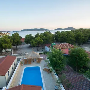 camp-lana.hotelinzadar.com/